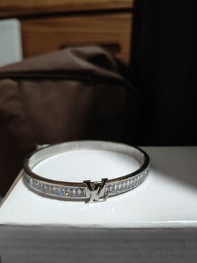 L costume V-Like Silver Crystal-Accent Bangle Bracelet with Signature Emblem